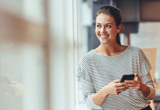 Kunde erhält Lieferbenachrichtigung auf Smartphone