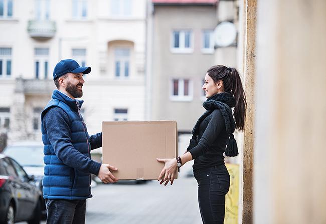 Lieferfahrer und Kunde in der Wintersaison