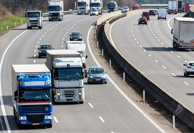 Lieferwagen auf der Autobahn